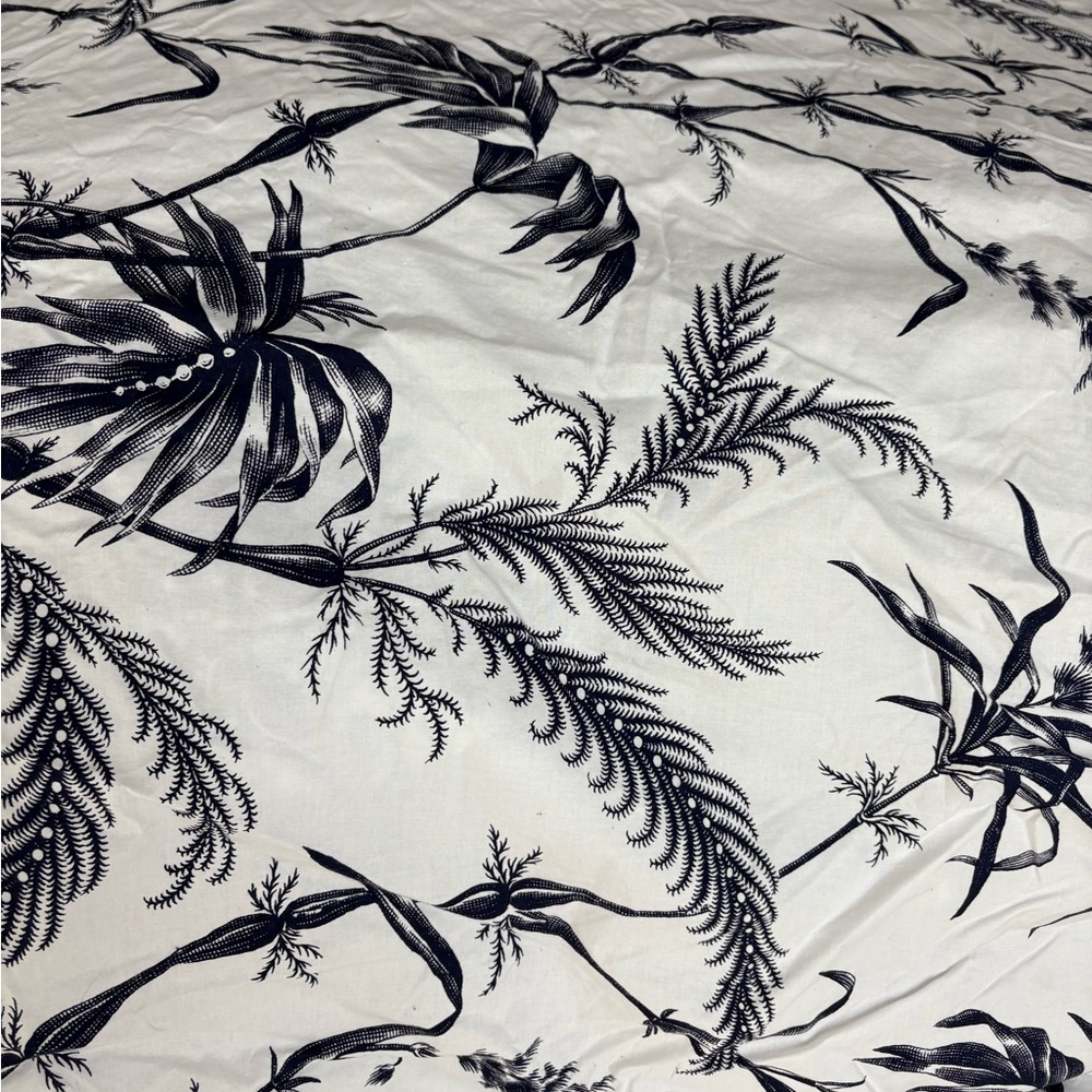 Isaac Mizrahi Navy and White Floral Duvet Cover Pillow Shams Reversible King - Picture 5 of 12